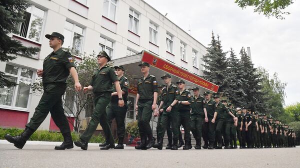 Призывники маршируют у сборного пункта военного комиссариата города Москвы