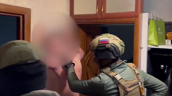 Сотрудники ФСБ РФ задерживают одного из членов неонацистской группировки Параграф-88. Стоп-кадр видео