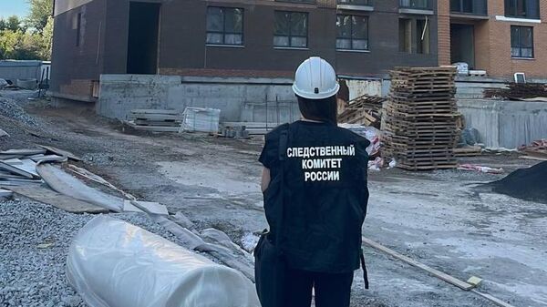 Сотрудник СК на месте падения с высоты двух подростков, которые работали промышленными альпинистами на строящемся здании в Новосибирске