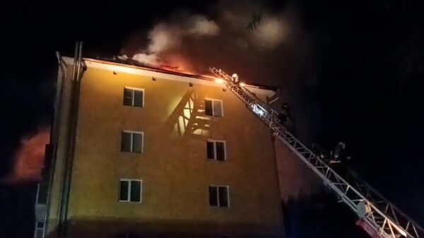 Пожар на крыше пятиэтажного дома в Омске