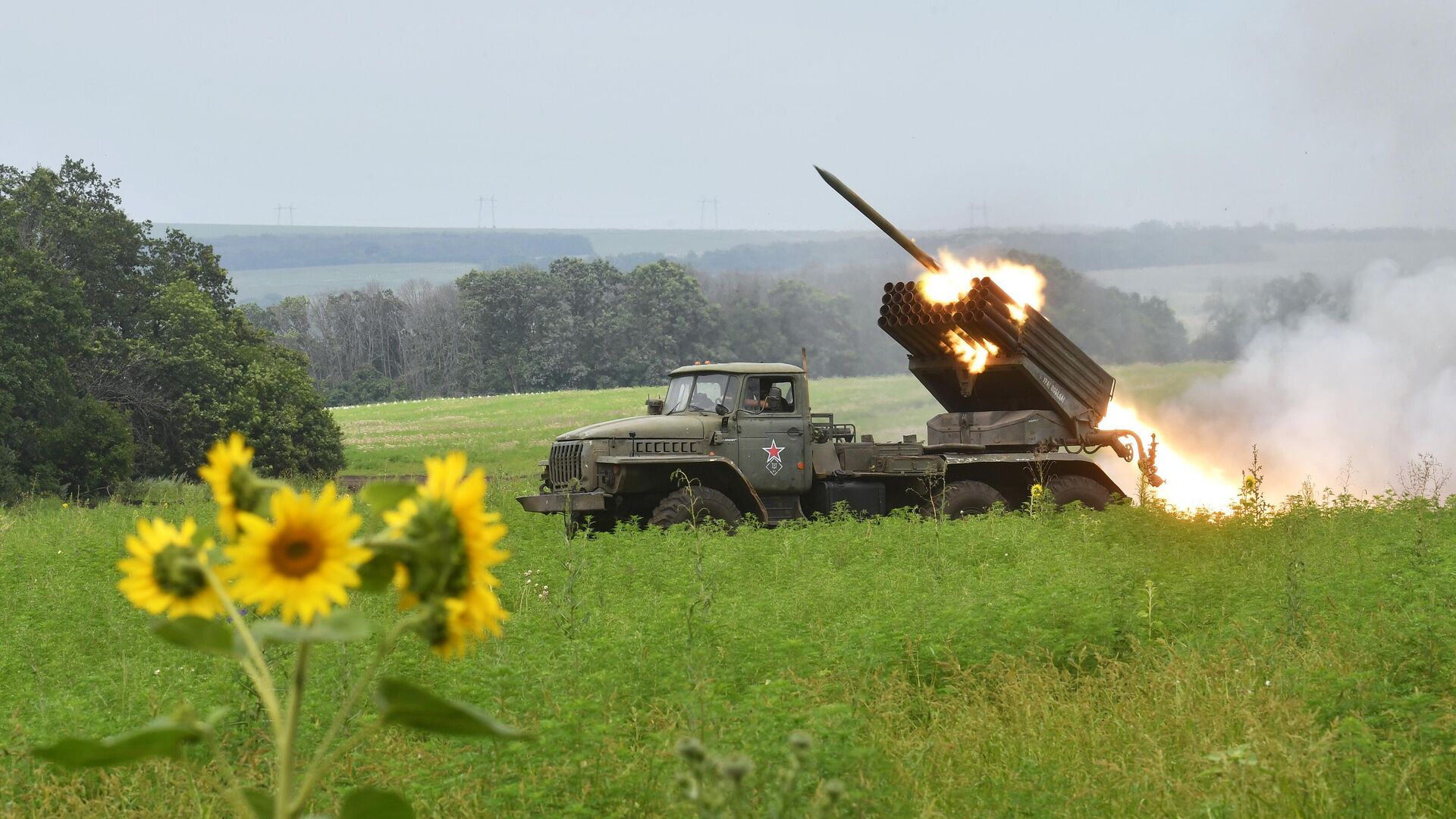 РСЗО БМ-21 Град выполняет боевое задание  в зоне проведения СВО - РИА Новости, 1920, 28.07.2023