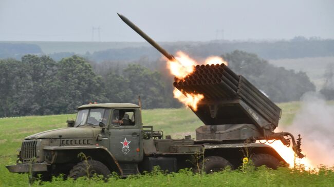 РСЗО БМ-21 Град выполняет боевое задание в зоне проведения СВО