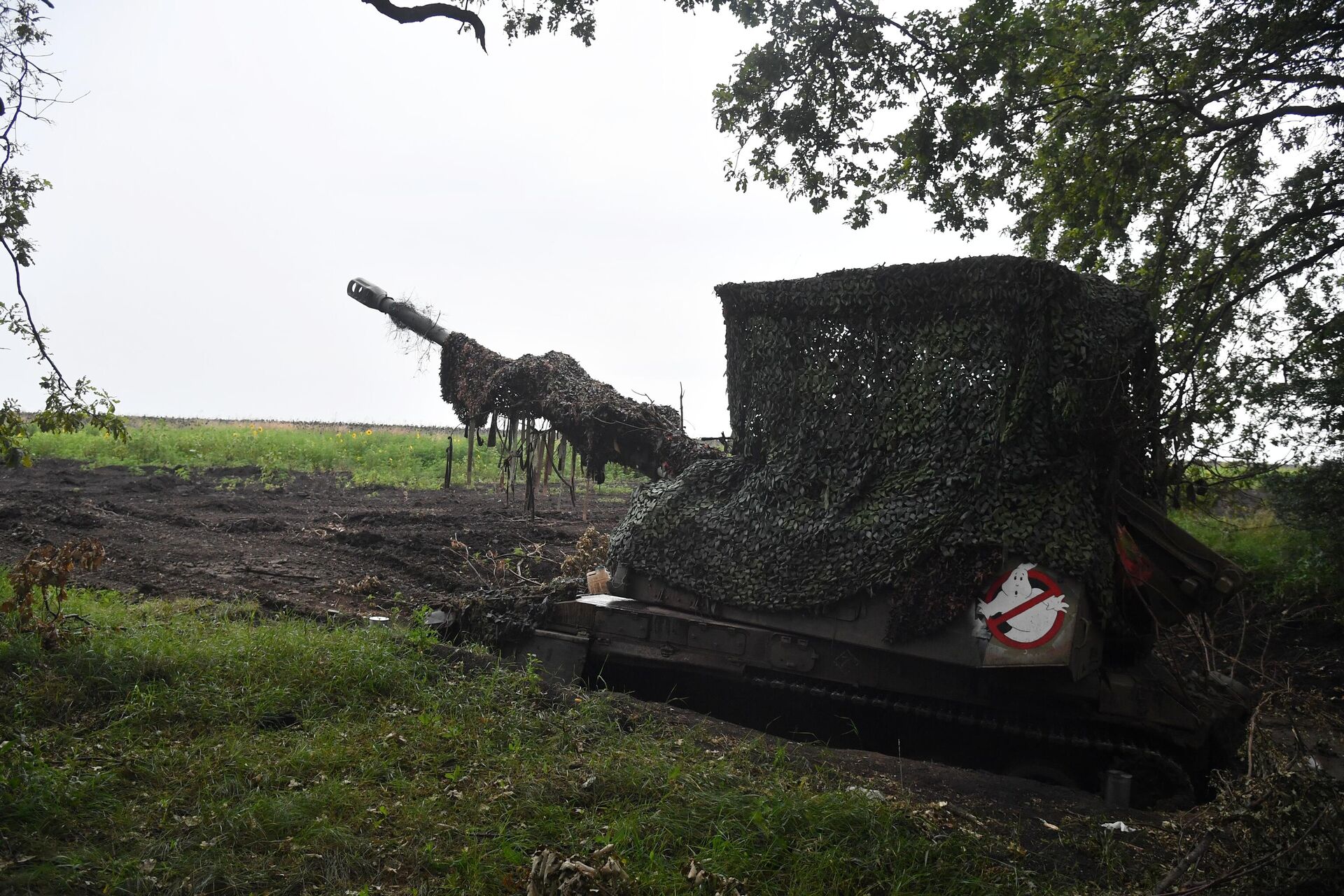 Самоходная гаубица Мста-С выполняет боевое задание в зоне проведения СВО  - РИА Новости, 1920, 14.11.2023