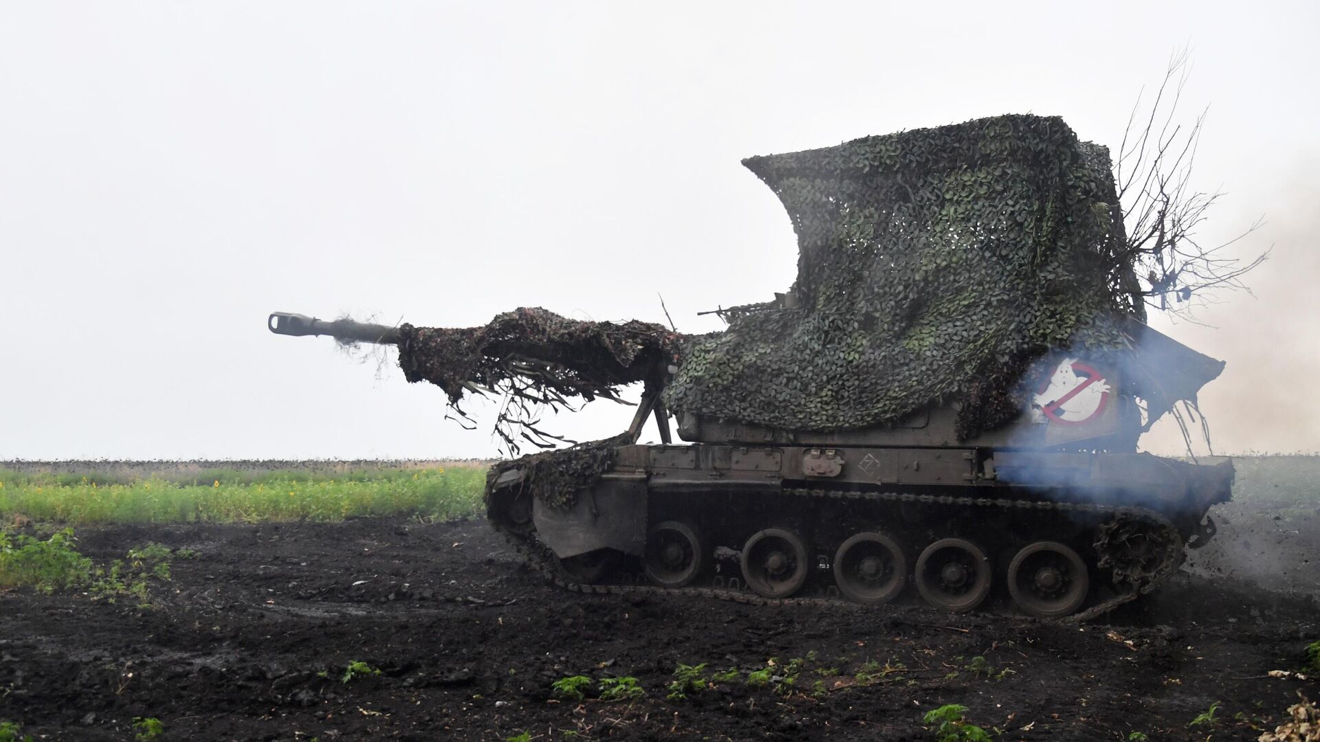 Самоходная гаубица Мста-С выполняет боевое задание в зоне проведения СВО - РИА Новости, 1920, 13.08.2023