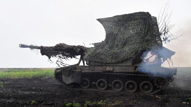 Самоходная гаубица Мста-С выполняет боевое задание в зоне проведения СВО