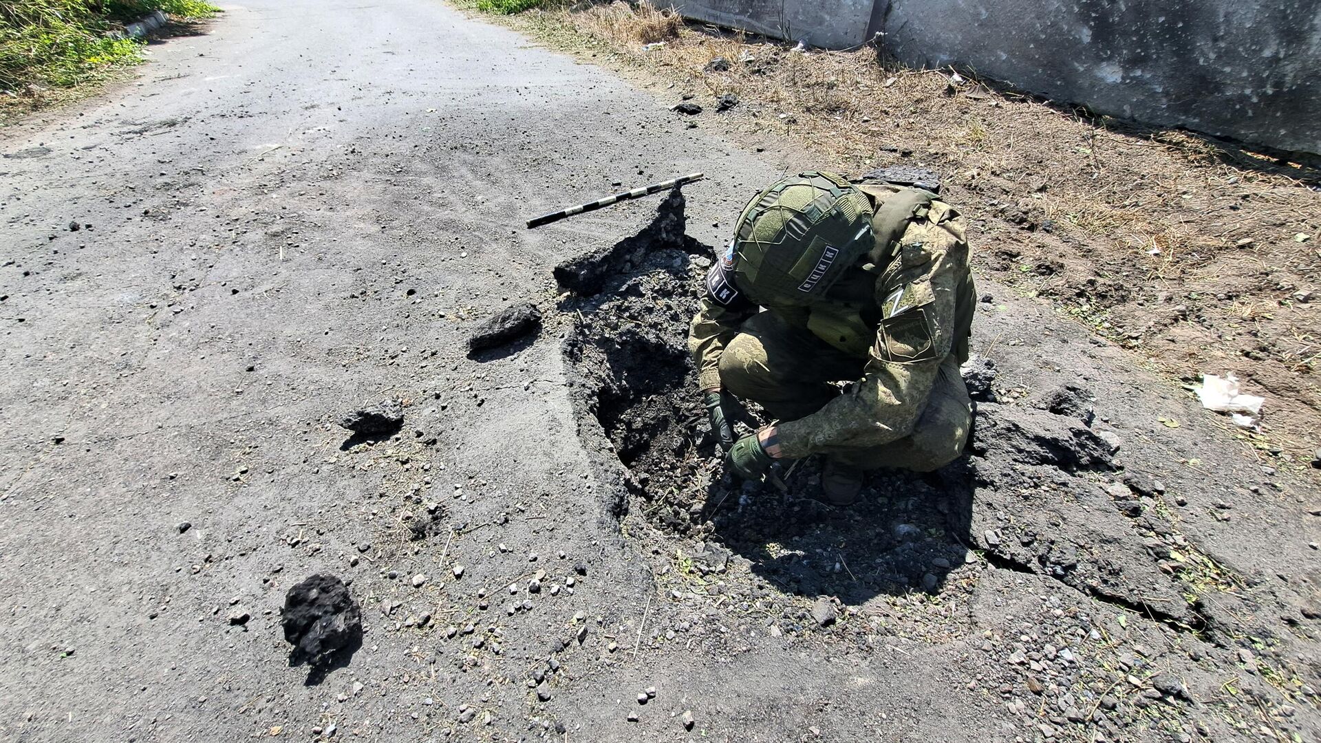 Сотрудник Совместного центра контроля и координации вопросов, связанных с военными преступлениями Украины (СЦКК) на месте обстрела - РИА Новости, 1920, 31.07.2023