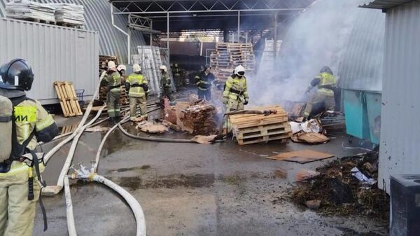 Тушение пожара на территории складского помещения в Краснодаре 