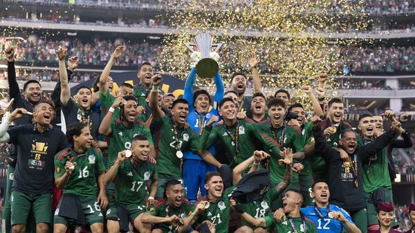 Футболисты сборной Мексики празднуют победу в Кубке КОНКАКАФ