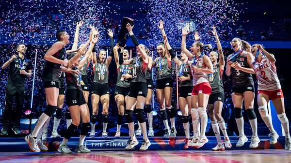 Волейболистки сборной Турции празднуют победу в Лиге наций