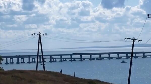 Поезд прошел по Крымскому мосту после возобновления железнодорожного движения