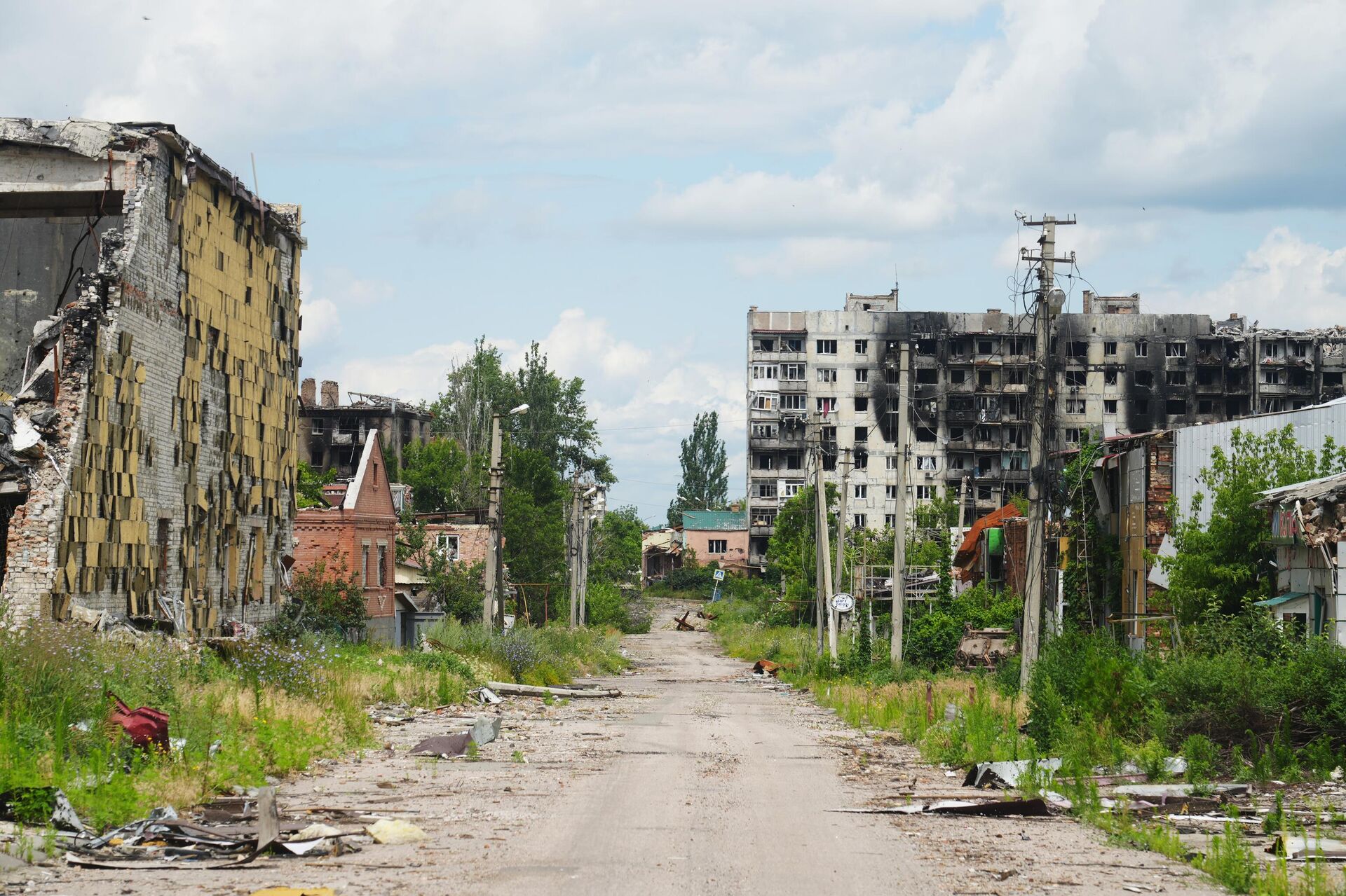 Вид на одну из улиц в Артемовске Вид на одну из улиц в Артемовске