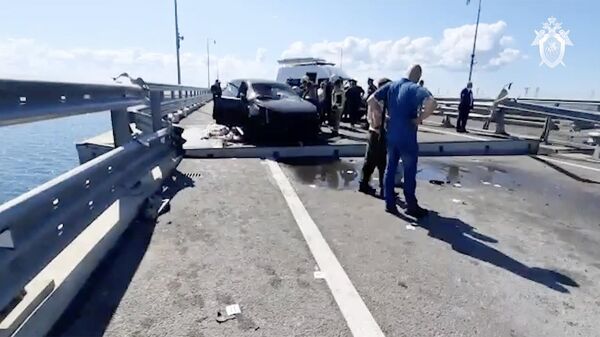 Следователи СК России на месте происшествия на Крымском мосту. Кадр видео