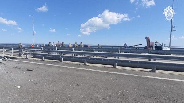 Следователи СК России на месте происшествия на Крымском мосту. Кадр видео