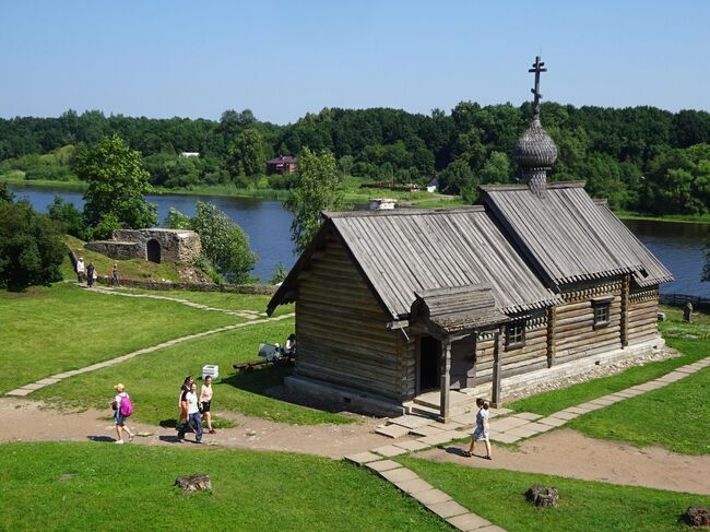 Часовня Дмитрия Солунского и остатки крепостной стены Часовня Дмитрия Солунского и остатки крепостной стены
