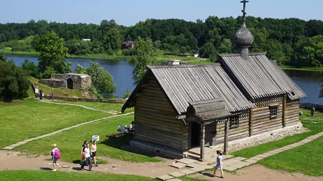 Часовня Дмитрия Солунского и остатки крепостной стены