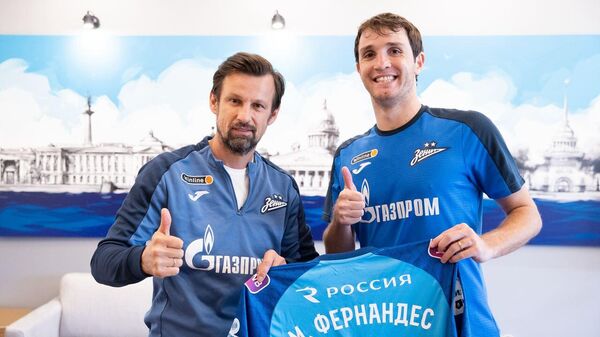 Новичок клуба Зенит Марио Фернандес (справа) и главный тренер Сергей Семак