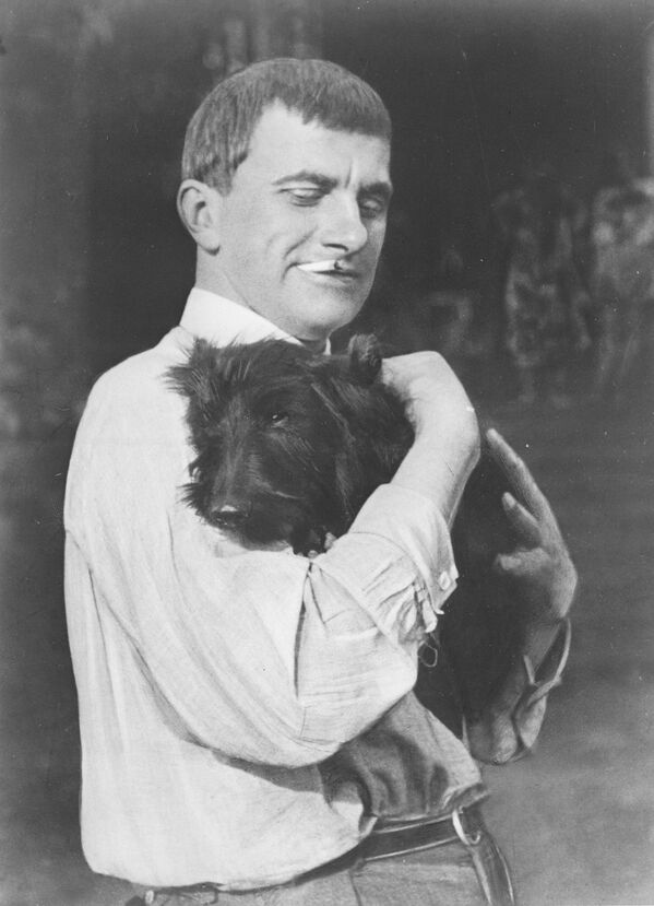 Поэт Владимир Маяковский в 1924 году на даче в Пушкино со своей собакой Скотиком