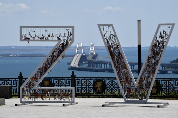 Инсталляция - символы Z и V на фоне Крымского моста