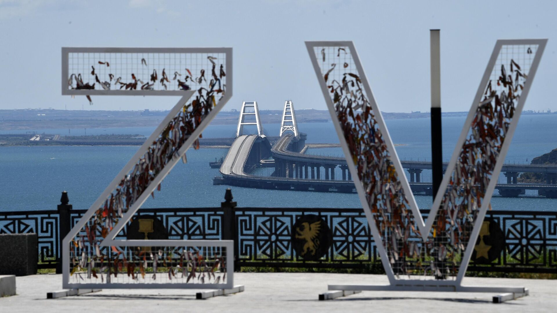 Инсталляция - символы Z и V на фоне Крымского моста - РИА Новости, 1920, 30.07.2023