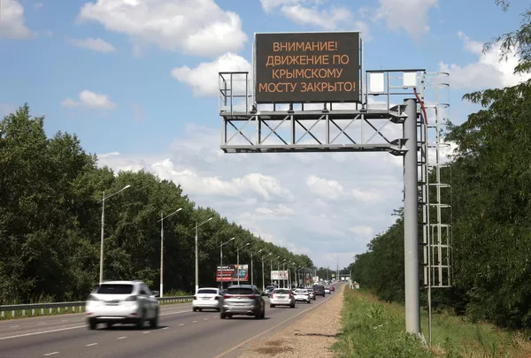 Информационное табло на шоссе о закрытии движения по Крымскому мосту Информационное табло на шоссе о закрытии движения по Крымскому мосту