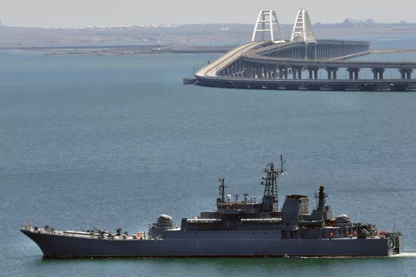 Большой десантный корабль ВМФ РФ у Крымского моста Большой десантный корабль ВМФ РФ у Крымского моста