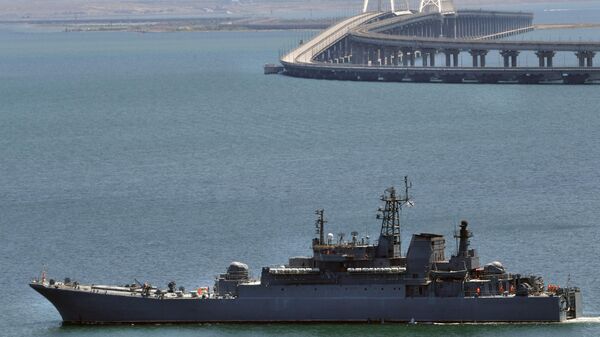 Большой десантный корабль ВМФ РФ у Крымского моста