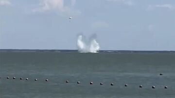 Момент падения СУ-25 в море близ Ейска Момент падения СУ-25 в море близ Ейска