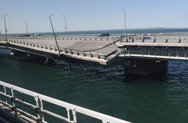 Поврежденная часть Крымского моста Поврежденная часть Крымского моста