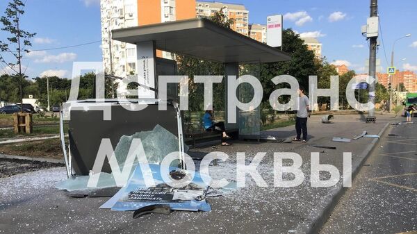 Последствия наезда автомобиля на остановку на Саранской улице в Москве