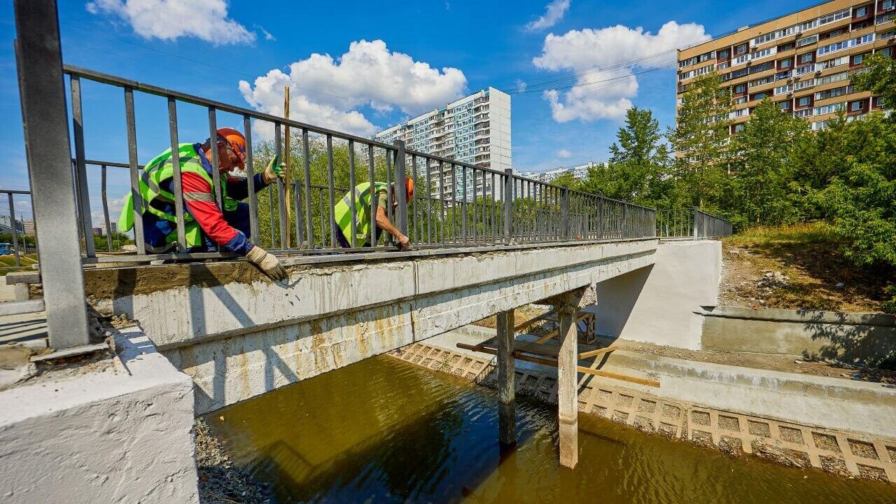 Ремонт пешеходных мостов через пруды-регуляторы в Москве - РИА Новости, 1920, 18.07.2023