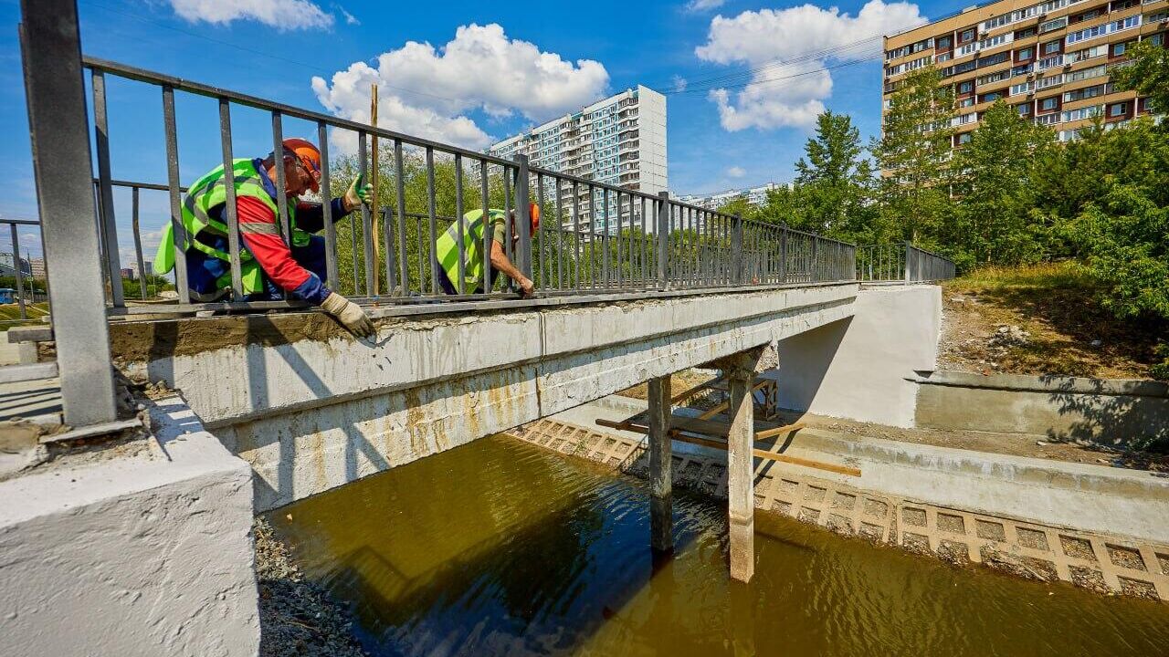 Ремонт пешеходных мостов через пруды-регуляторы в Москве - РИА Новости, 1920, 18.07.2023