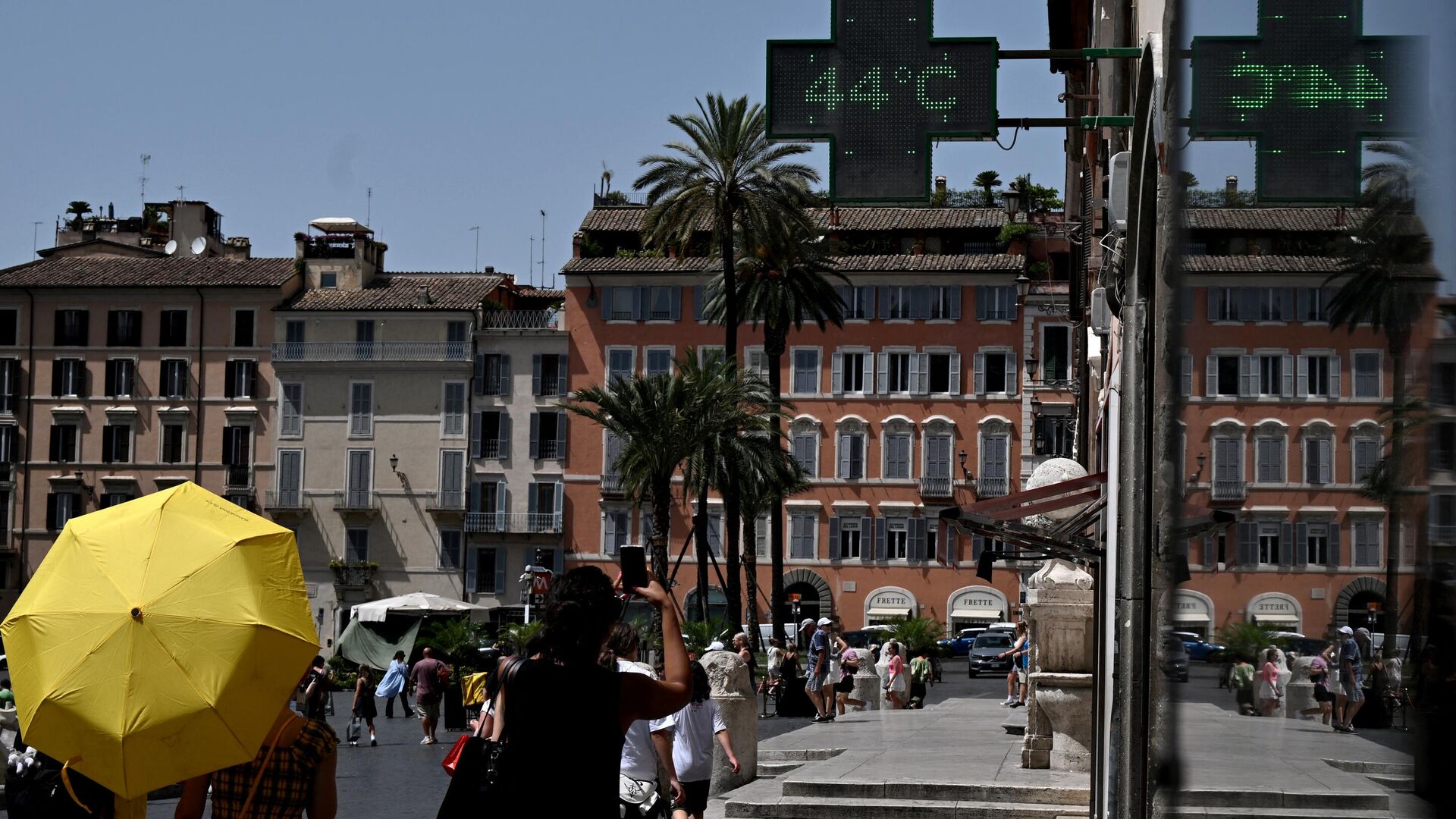Люди проходят мимо табло с показанием температуры воздуха в Риме - РИА Новости, 1920, 18.07.2023