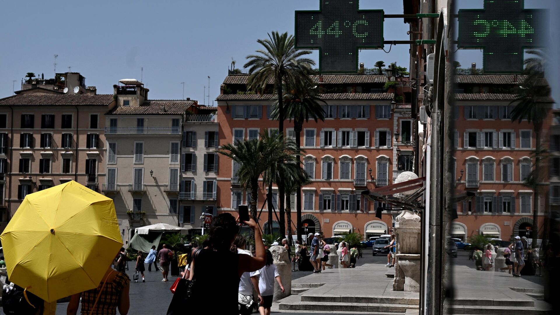 Люди проходят мимо табло с показанием температуры воздуха в Риме - РИА Новости, 1920, 18.07.2023