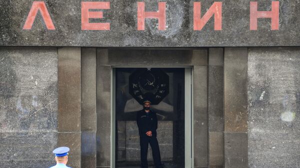 Сотрудник правоохранительных органов на входе в Мавзолей В. И. Ленина на Красной площади в Москве