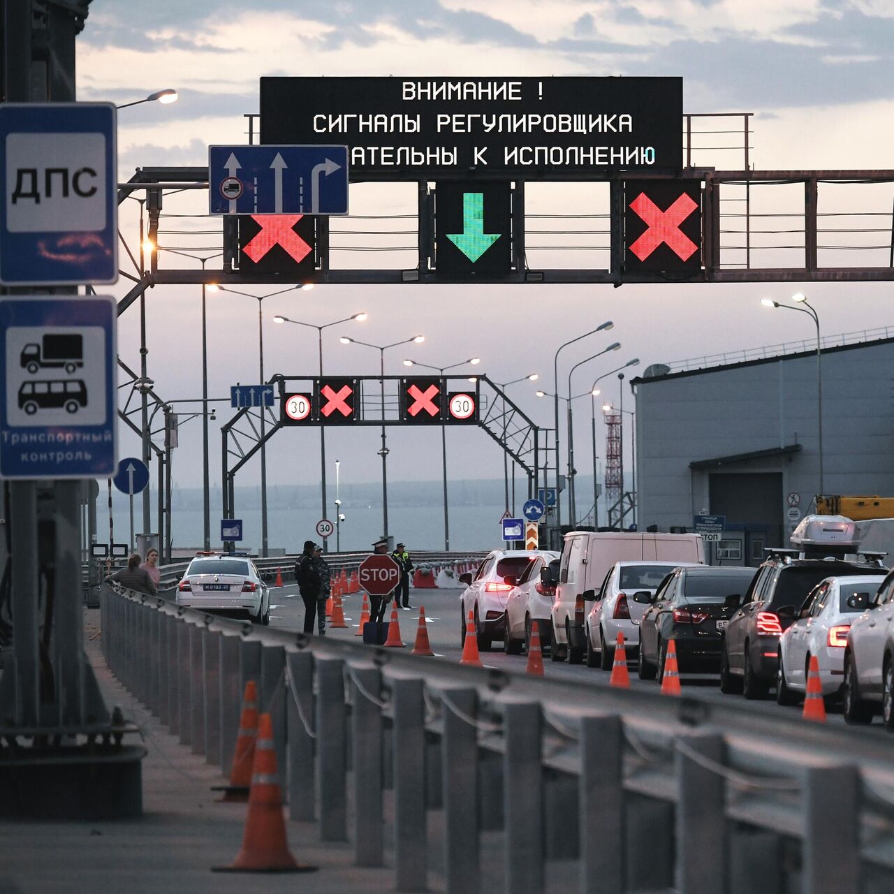 На Крымском мосту возобновили движение авто в направлении Кубани - РИА  Новости, 25.07.2023