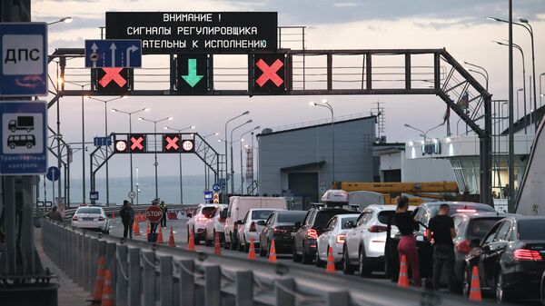 Очередь из автомобилей у Крымского моста. Архивное фото