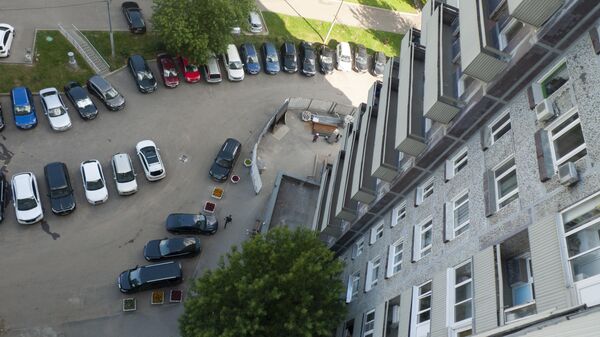 Автомобили припаркованы во дворе дома в Москве