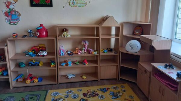 Стеллаж с игрушками в детском саду в поселке Нерль Тверской области 