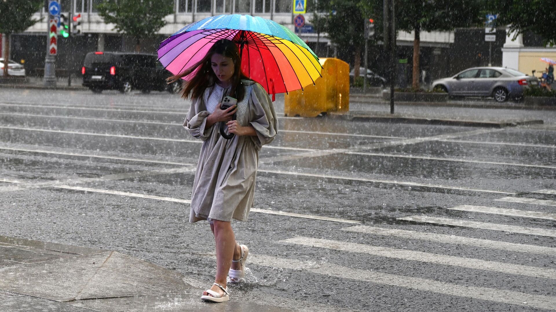Девушка переходит дорогу во время дождя - РИА Новости, 1920, 27.09.2023