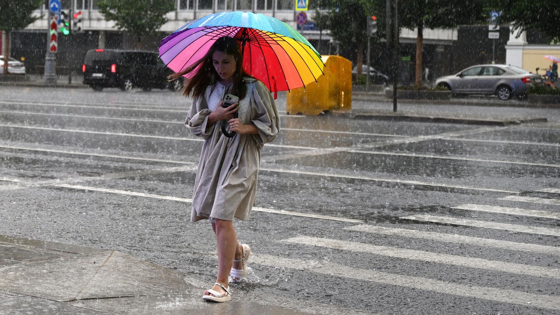 Девушка переходит дорогу во время дождя в Москве - РИА Новости, 1920, 01.10.2023