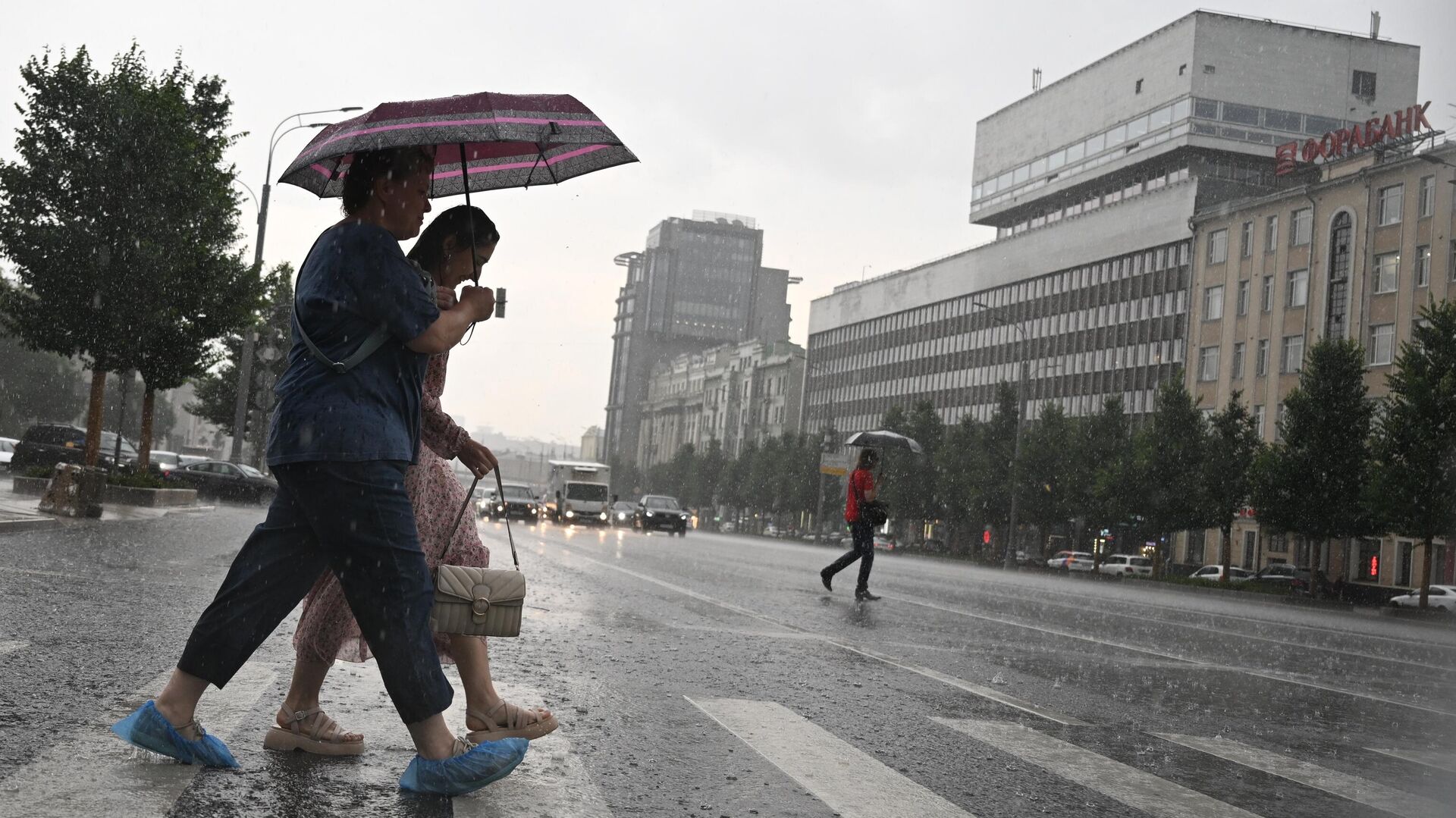 Люди переходят дорогу во время дождя в Москве - РИА Новости, 1920, 27.07.2023
