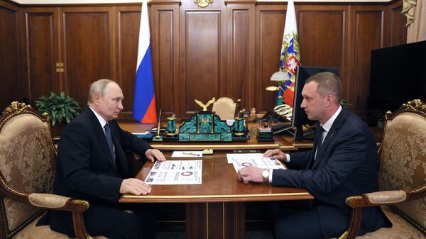 Президент РФ Владимир Путин и губернатор Саратовской области Роман Бусаргин во время встречи