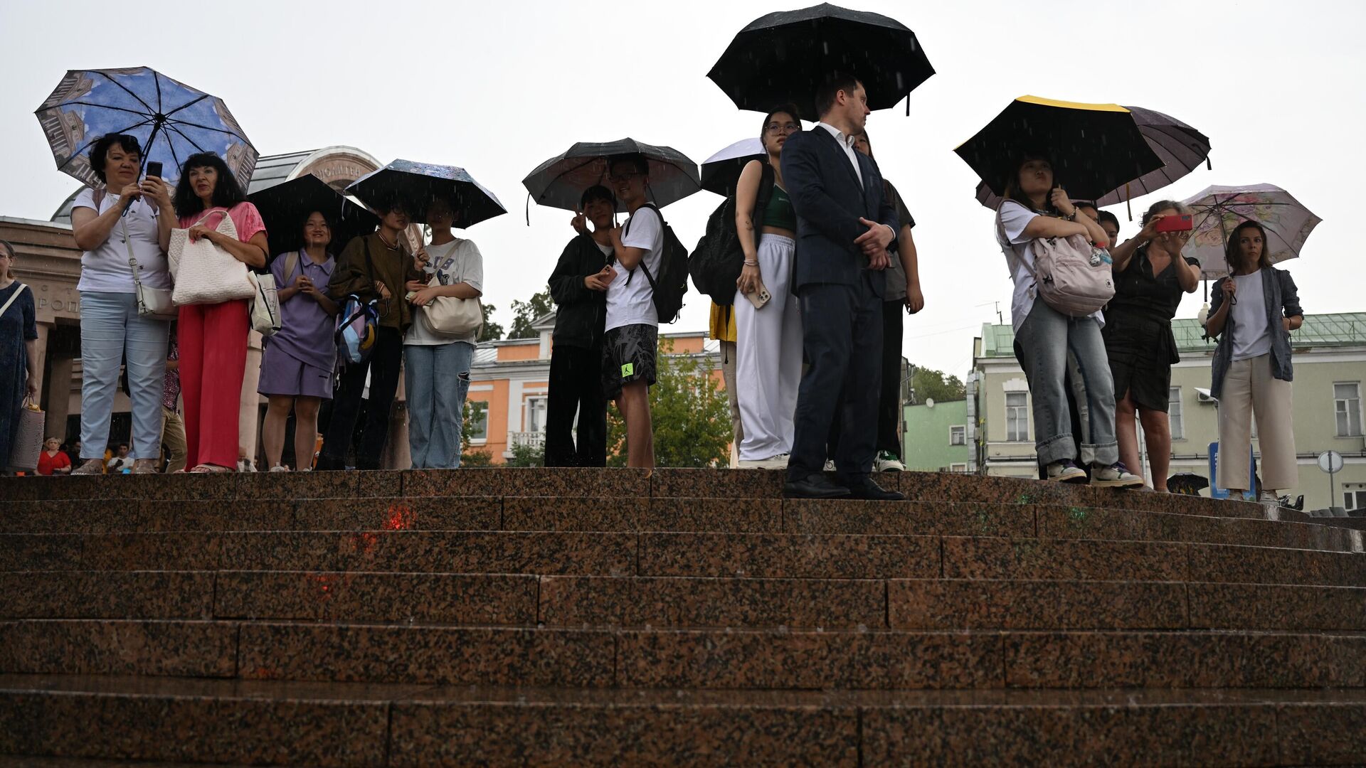 Люди под зонтами на одной из улиц в Москве - РИА Новости, 1920, 18.08.2023