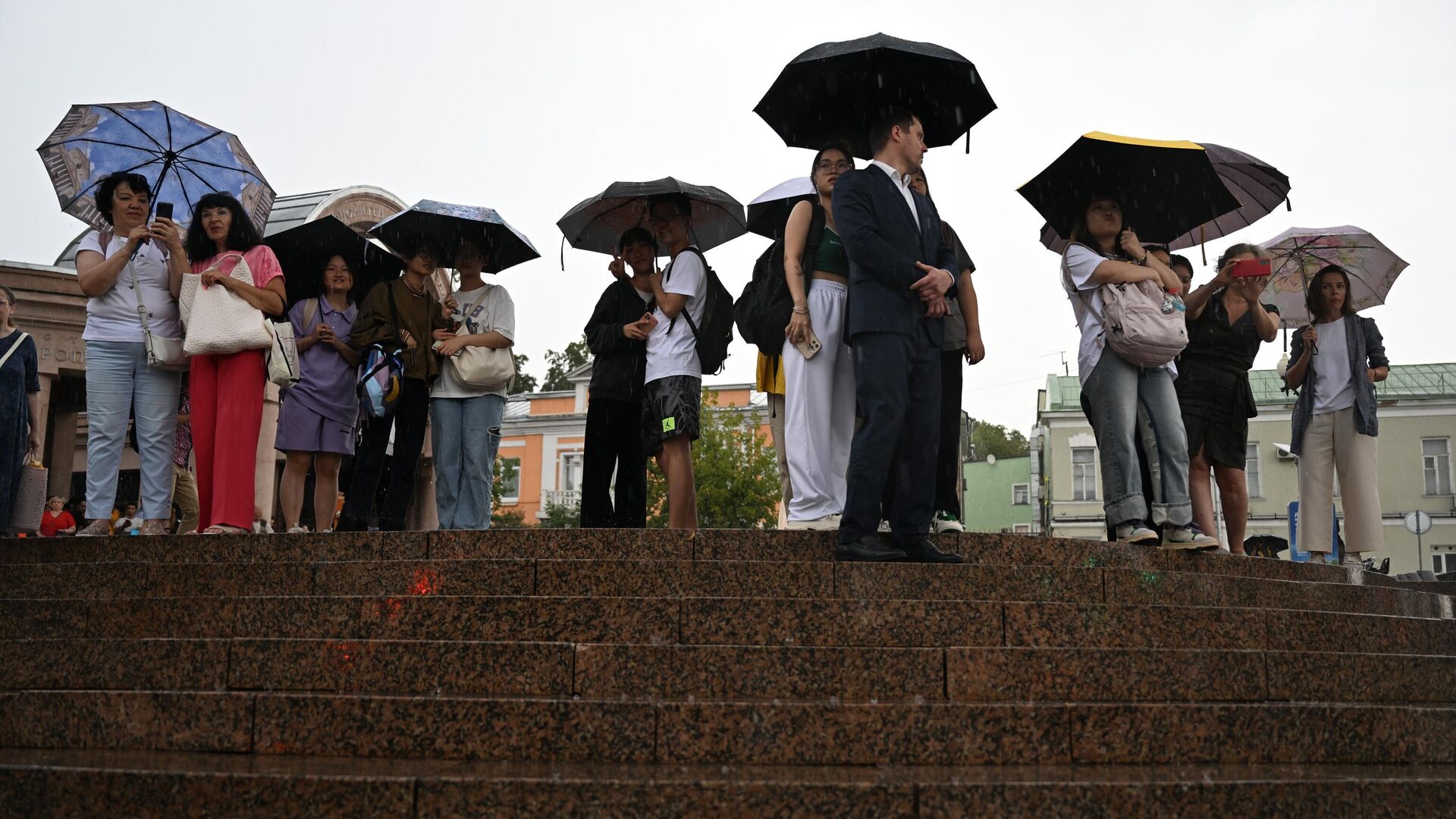 Люди под зонтами на одной из улиц в Москве - РИА Новости, 1920, 21.07.2023