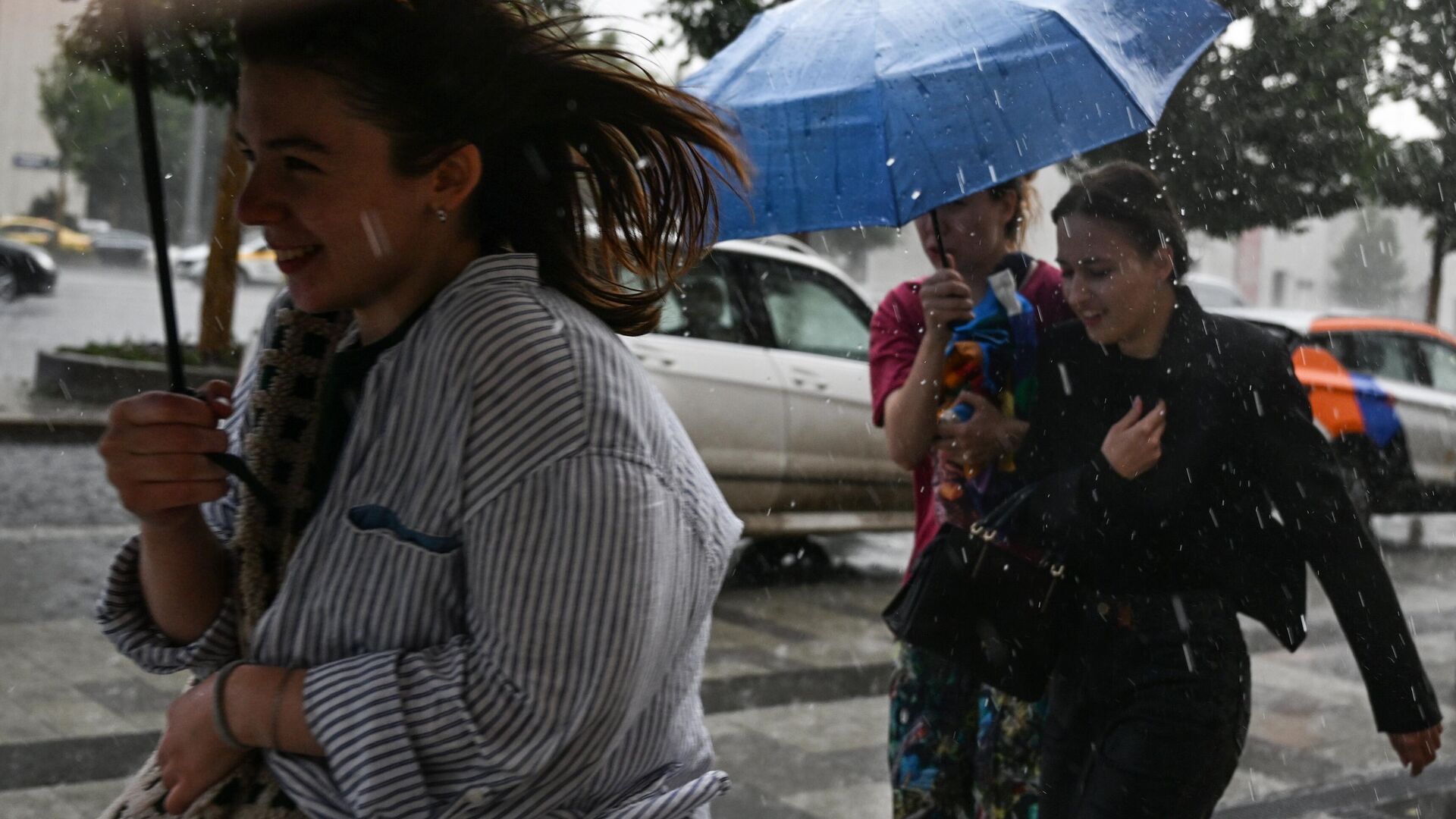 Люди бегут по Зубовскому бульвару во время дождя в Москве - РИА Новости, 1920, 26.07.2023