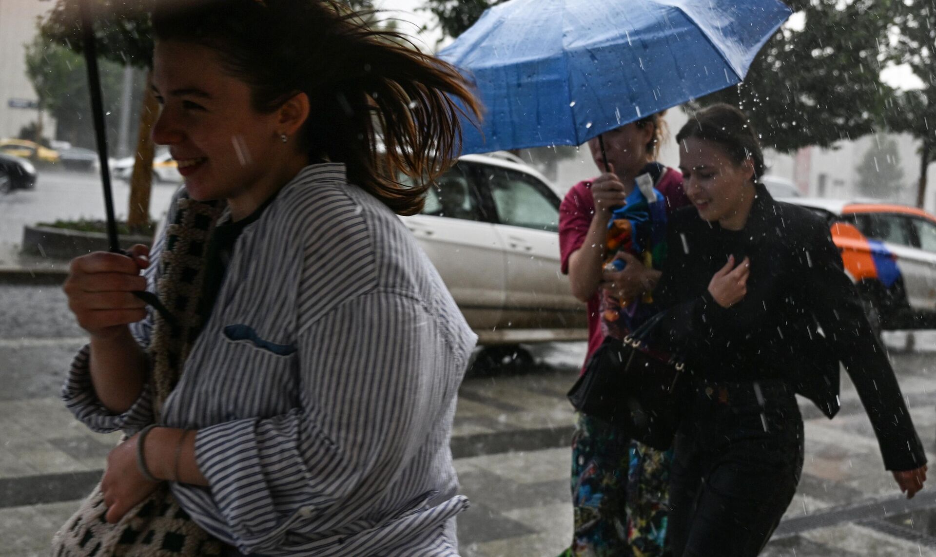 Люди бегут по Зубовскому бульвару во время дождя в Москве - РИА Новости, 1920, 06.09.2023