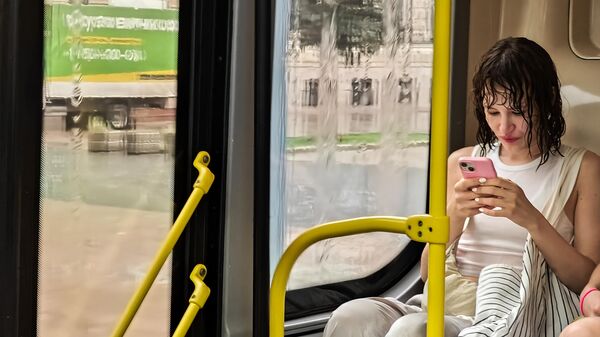 Девушка в автобусе во время дождя в Москве
