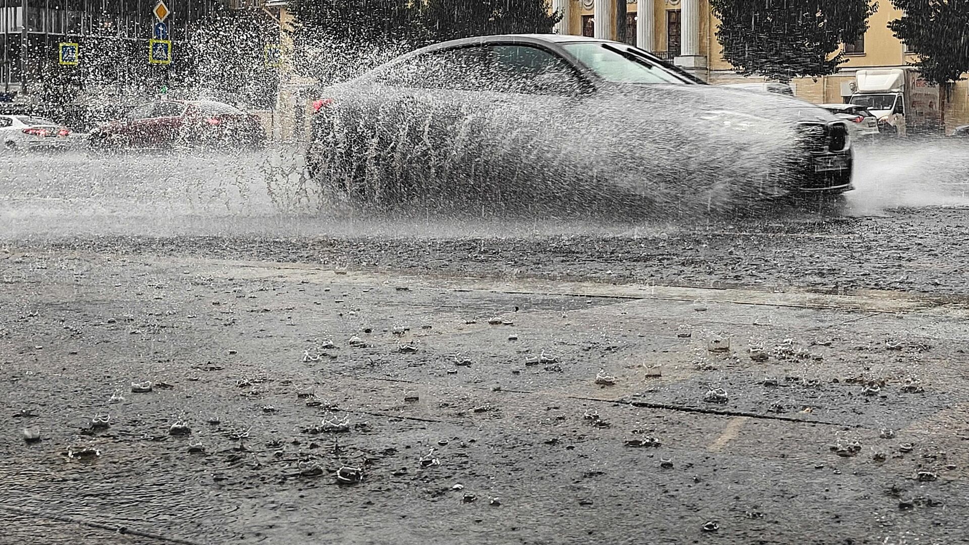 Автомобиль едет по Садовому кольцу во время дождя в Москве - РИА Новости, 1920, 19.07.2023