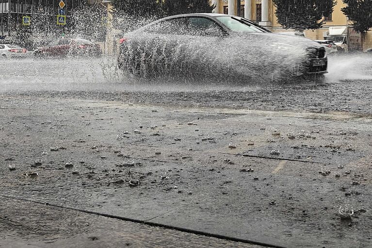 Автомобиль едет по Садовому кольцу во время дождя в Москве