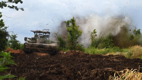 Танк Т-80 военнослужащих ВС РФ 200 мотострелковой бригады Южной группы войск на огневой позиции. Архивное фото